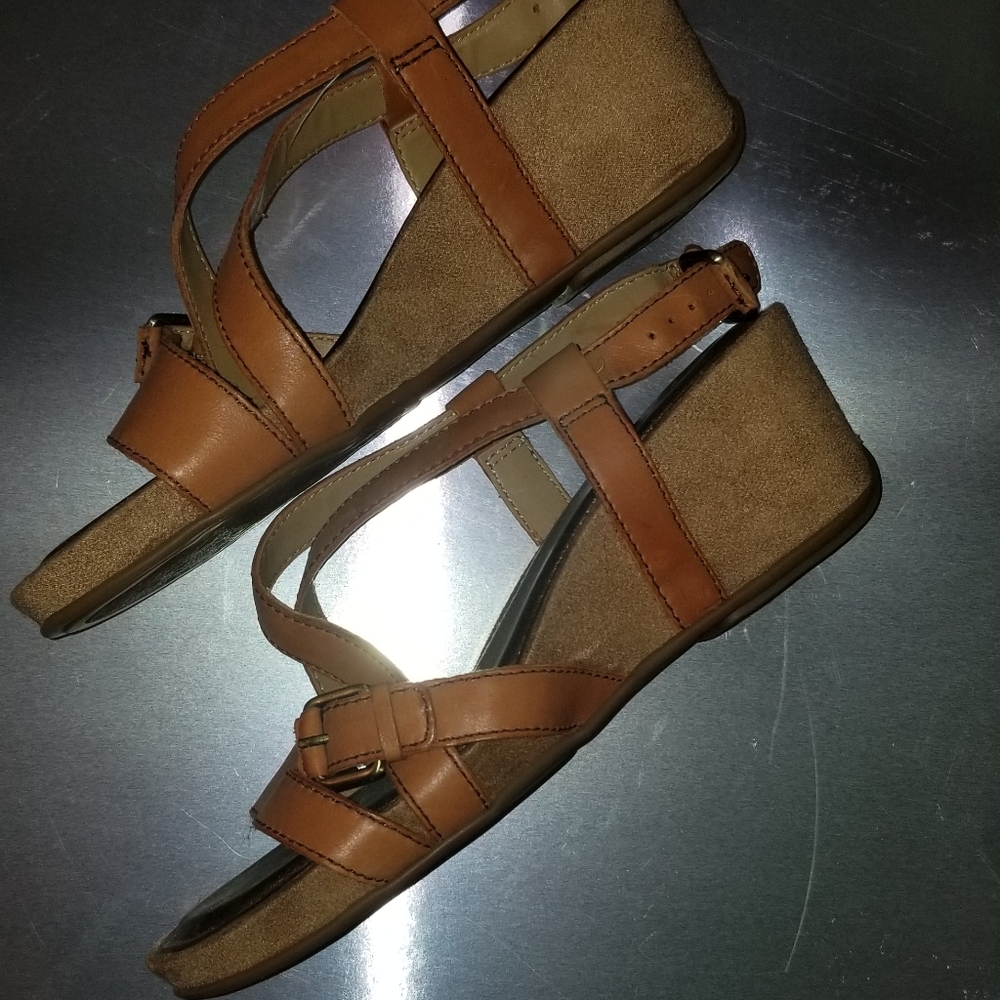 shoes size 9 snug on the front toes strap